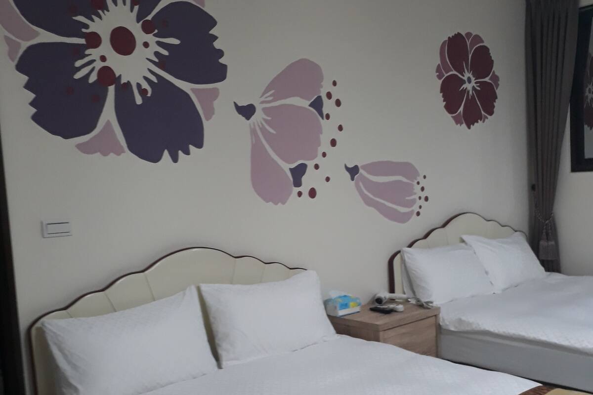 Neljän hengen huone | Työpöytä, pimennysverhot, ilmainen Wi-Fi