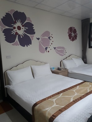 Neljän hengen huone | Työpöytä, pimennysverhot, ilmainen Wi-Fi