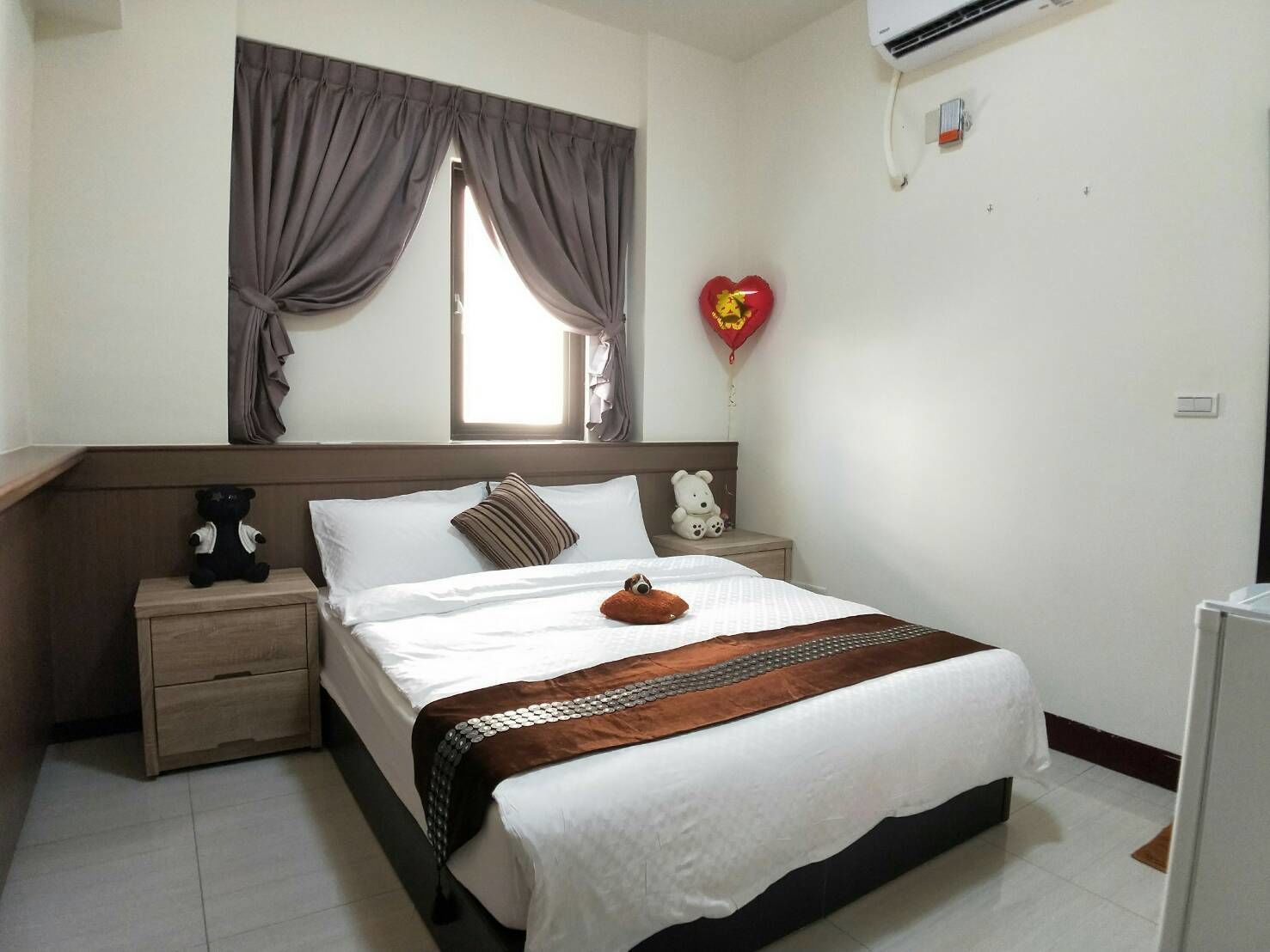 Kahden hengen huone, 1 parisänky | Työpöytä, pimennysverhot, ilmainen Wi-Fi