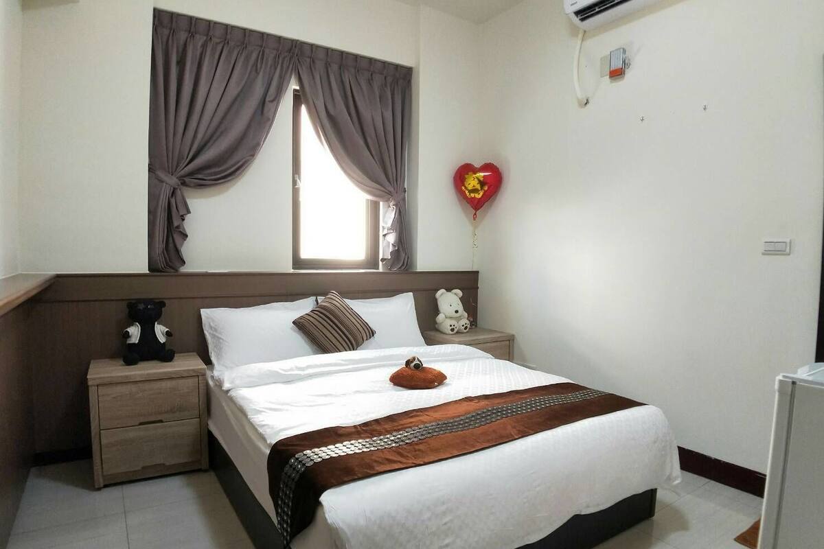 Kahden hengen huone, 1 parisänky | Työpöytä, pimennysverhot, ilmainen Wi-Fi