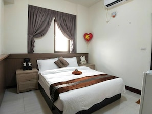 Kahden hengen huone, 1 parisänky | Työpöytä, pimennysverhot, ilmainen Wi-Fi