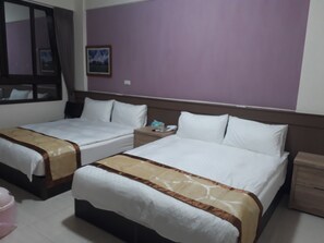 Neljän hengen huone | Kylpyhuone | Suihku, ilmaiset hygieniatuotteet, hiustenkuivaaja, tohvelit