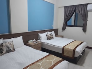 Neljän hengen huone | Työpöytä, pimennysverhot, ilmainen Wi-Fi