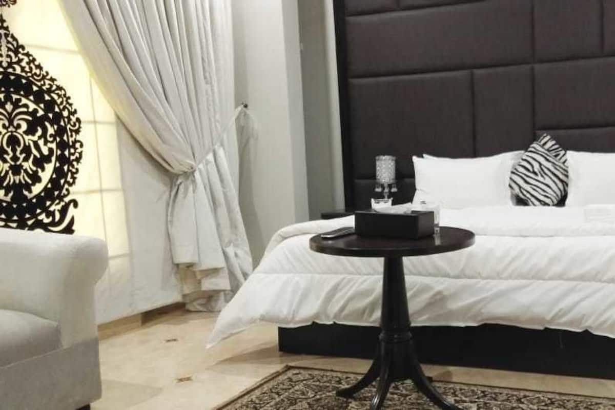 Deluxe kamer, 1 tweepersoonsbed | Een kluis op de kamer, verduisterende gordijnen