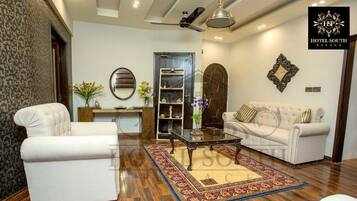 Suite Présidentielle | Salon Exécutif