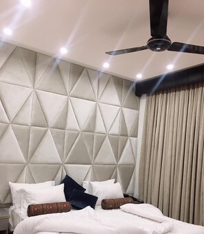 豪華雙人或雙床房, 1 間臥室 | 客房內保險箱、遮光布/窗簾、熨斗/熨衣板、免費無線上網