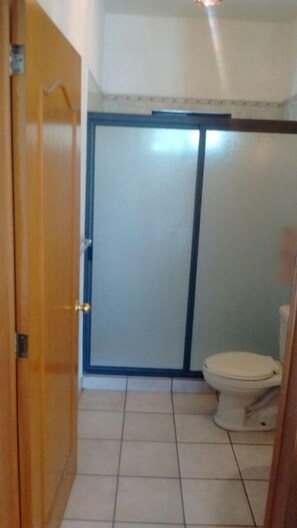 Casa Confort, 4 habitaciones, no fumadores | Baño | Ducha, cabezal de ducha tipo lluvia y toallas