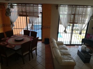 Casa conforto, 4 quartos, para não fumantes | Área de estar | Smart TV, DVD player