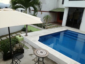 Piscina externa, guarda-sóis