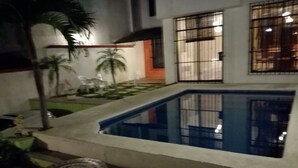 Una piscina al aire libre, sombrillas