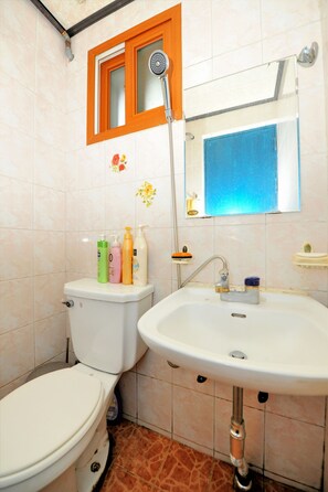 Nhà dành cho gia đình | Phòng tắm | Buồng tắm vòi sen, đồ dùng nhà tắm miễn phí, máy sấy tóc 