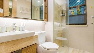 Apartment | Badezimmer | Dusche, kostenlose Toilettenartikel, Haartrockner, Hausschuhe