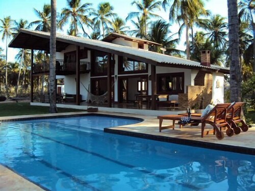 Beautiful charming house with 4 air-conditioned suites, pool, in Guajirú Beach-CE.