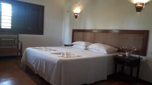 4 habitaciones, escritorio, tabla de planchar con plancha y wifi 