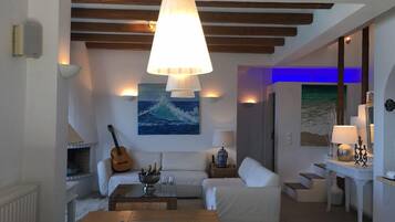 Biệt thự Exclusive, nhiều giường, quang cảnh biển | Khu phòng khách | TV màn hình phẳng 46-cm có truyền hình vệ tinh, TV, lò sưởi