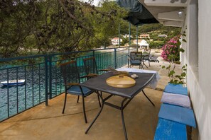 Outdoor dining - HOUSE SANJA – MAGIC SEA FRONT ROBINSON HOUSE (Gdinj)