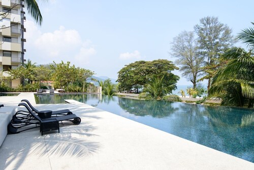 2 Bedrooms Apartment By The Sea