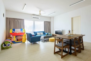 Perhehuoneisto, 2 makuuhuonetta, keittiö, rannan lähellä | Oleskelualue | 38–tuumainen taulutelevisio, jossa digitaalikanavat