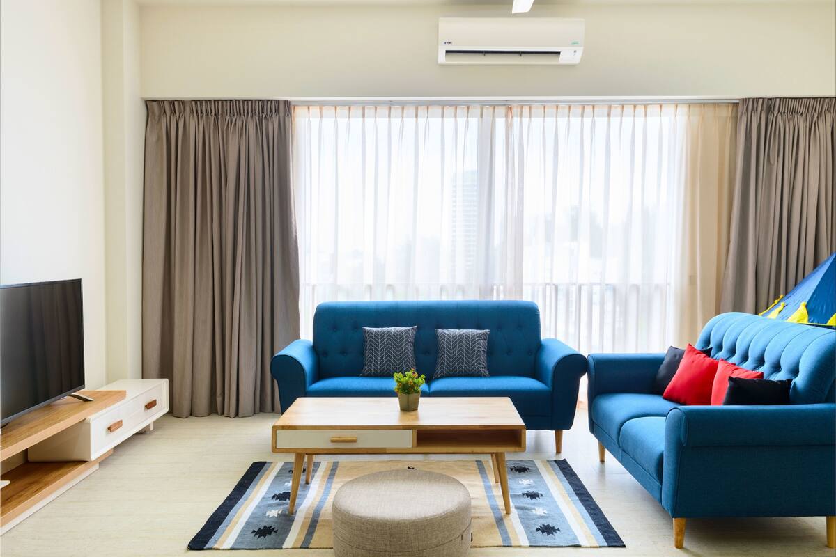Apartamento familiar, 2 habitaciones, vistas parciales al mar, frente a la playa | Zona de estar | Televisión de pantalla plana de 38 pulgadas con canales digitales