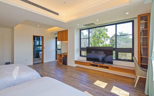 Royal Classic Quadruple Room | Premium bedding, individually decorated, individually furnished, desk - Monet Garden B&B (Wujie)