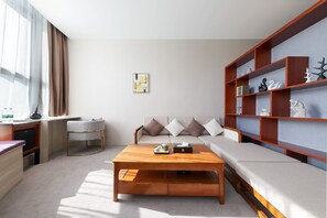 Suite Business | Sala de estar | Una televisión