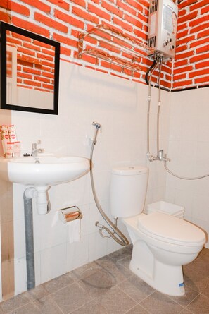 Family Suite, Multiple Beds | Bathroom - OYO 437 Hnr Homestay Syariah (Malang)