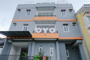 Exterior - OYO 437 Hnr Homestay Syariah (Malang)