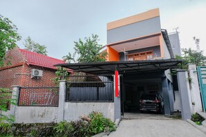 Exterior - OYO 437 Hnr Homestay Syariah (Malang)