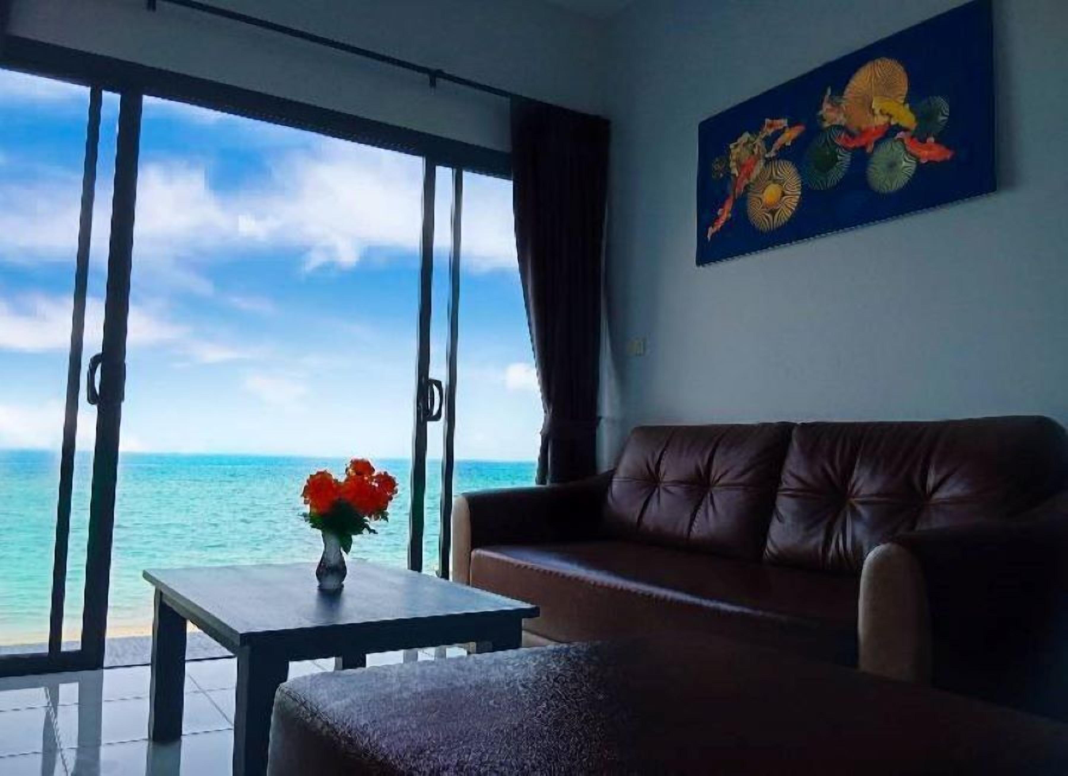 Villa familiar, cocina, frente a la playa | Zona de estar | Televisión de pantalla plana de 32 pulgadas con canales por cable