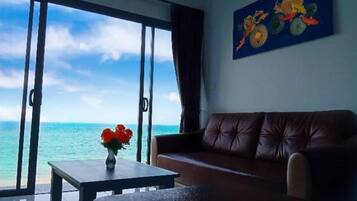 Villa familiar, cocina, frente a la playa | Zona de estar | Televisión de pantalla plana de 32 pulgadas con canales por cable