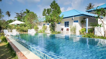 Hồ bơi ngoài trời