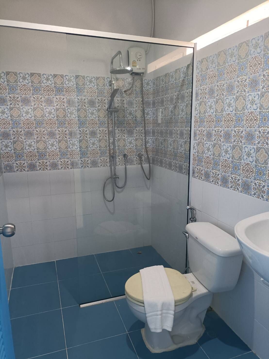 Un baño con ducha, inodoro y lavamanos.