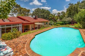 Outdoor pool, sun loungers - The Chalets on 8th (Sandton)