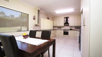 Chalet, 1 Bedroom, Garden View | Private kitchen | Full-sized fridge, microwave, oven, stovetop