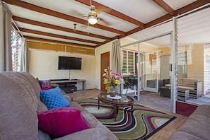 Chalet, 2 chambres, vue jardin | Coin séjour | Télévision à écran plat de 50 pouces avec chaînes par satellite