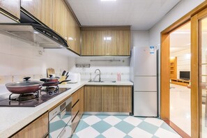 Apartamento | Cocina privada | Frigorífico grande, placa de cocina y hervidor eléctrico