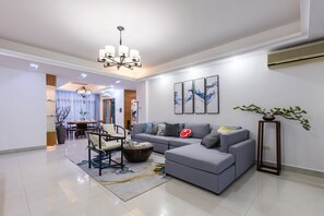 Apartment | Wohnbereich | Flachbildfernseher