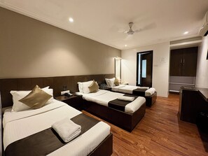 Deluxe Τρίκλινο Δωμάτιο | Ιταλικά σεντόνια Frette, κλινοσκεπάσματα υψηλής ποιότητας, ηχομόνωση 