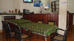 供應早餐、午餐及晚餐