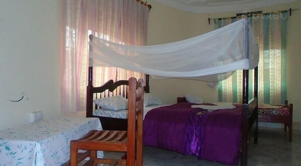 Desk, free WiFi, bed sheets - Rafiki Guesthouse (Kisoro)