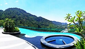 Outdoor pool - OwnAstay Vista Suite Residences Genting (Genting Highlands)