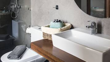 Shower, rainfall showerhead, free toiletries, hair dryer