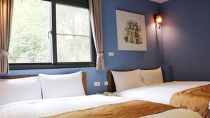 Habitación de hotel con dos camas, una ventana con cortinas, una lámpara de pared y un cuadro.