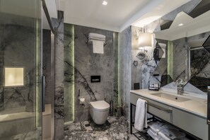 Ducha, artículos de higiene personal gratuitos y secador de pelo
