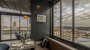 2 restaurantes: opção de café da manhã, almoço e jantar