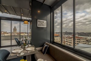 2 من المطاعم؛ يتم تقديم الإفطار، والغداء، والعشاء 