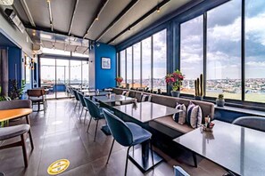 2 restaurantes, é servido café da manhã