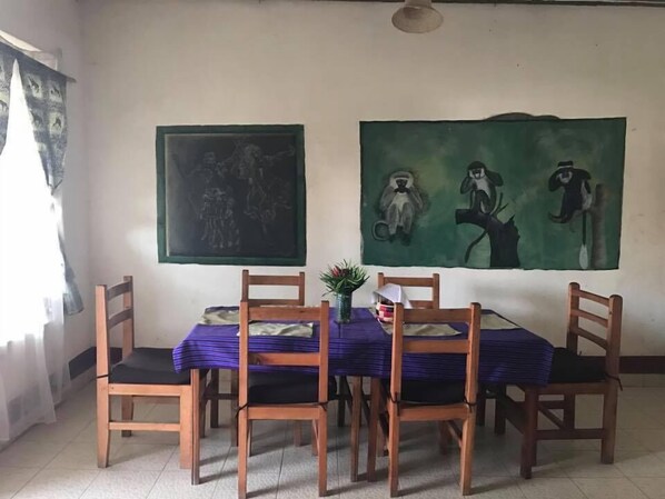 Melayani sarapan, makan siang, dan makan malam
