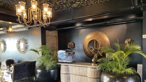 2 restaurantes; se sirve desayuno, almuerzo, cena y brunch