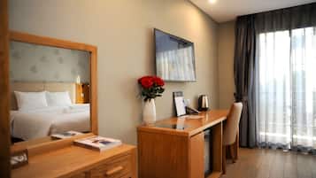 Deluxe Room | 1 bedroom, minibar, in-room safe, desk